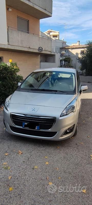 Usado Peugeot 5008 Active 115 HP (84 kW) 2013 Cinzento Sedan