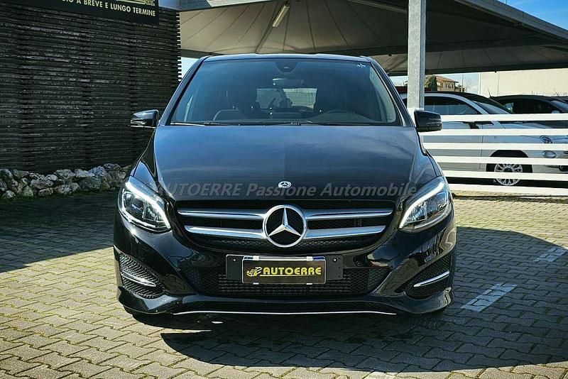 Usata Mercedes B180 109 CV (80 kW) 2018 Nero Utilitaria