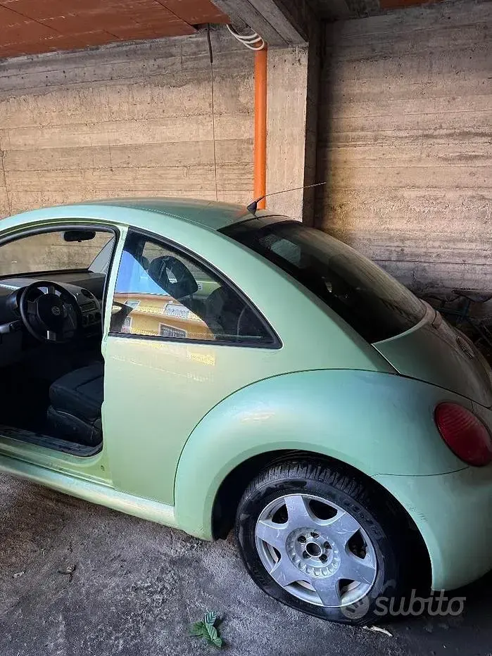 Usata VW New Beetle 102 CV (75 kW) 2001 Verde Utilitaria