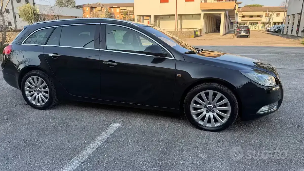 Usata Opel Insignia 160 CV (117 kW) 2010 Nero Station wagon