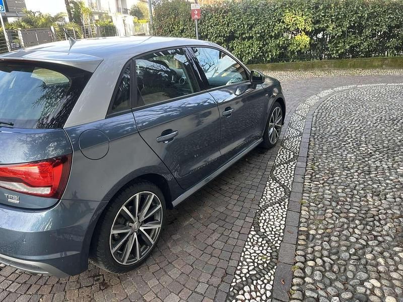 Usata Audi A1 Sportback Ambiente 95 CV (69 kW) 2016 Blu/azzurro Utilitaria