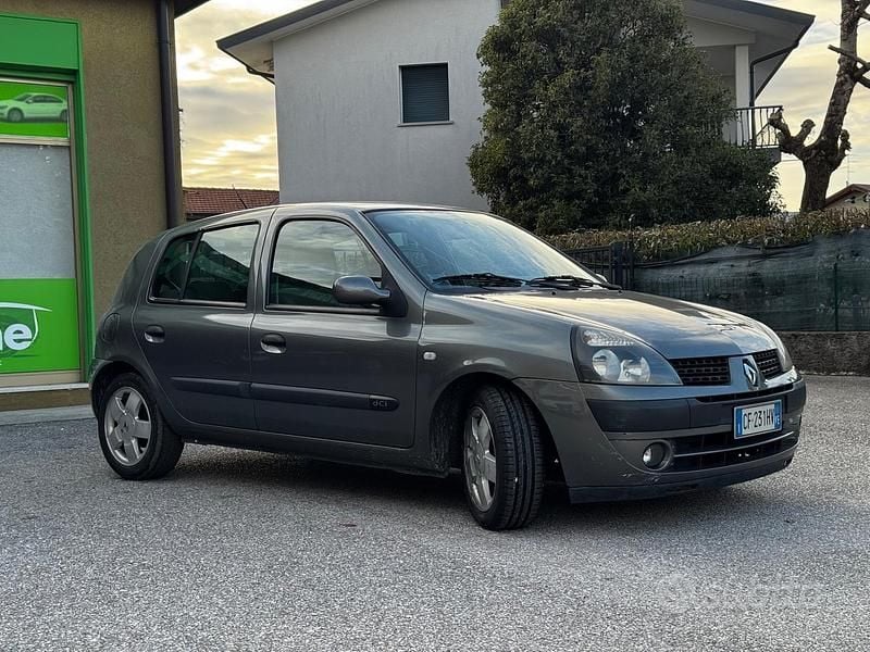 Usata Renault Clio II Initiale 82 CV (60 kW) 2003 Argento Berlina