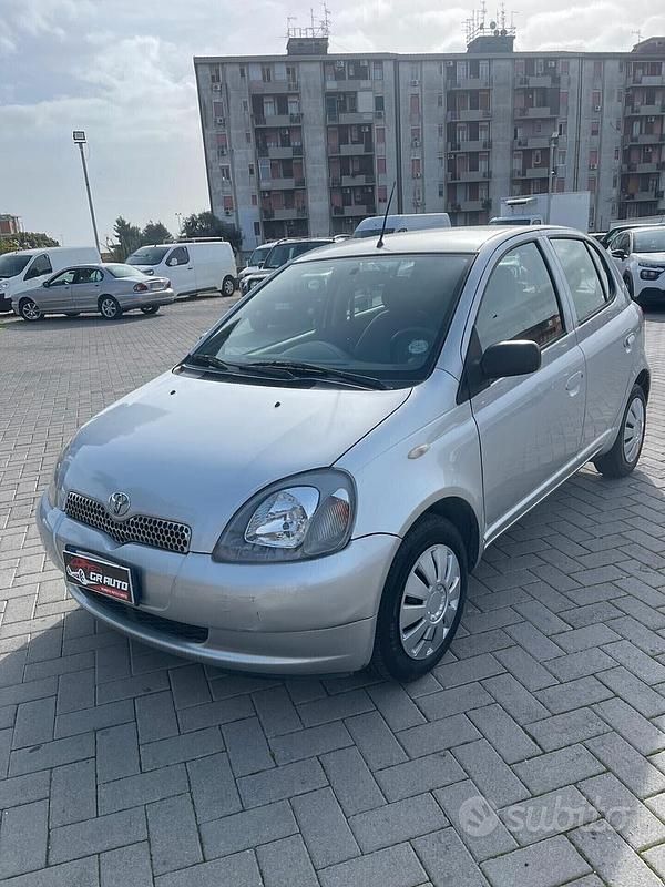 Usata Toyota Yaris 68 CV (50 kW) 2000 Grigio Berlina