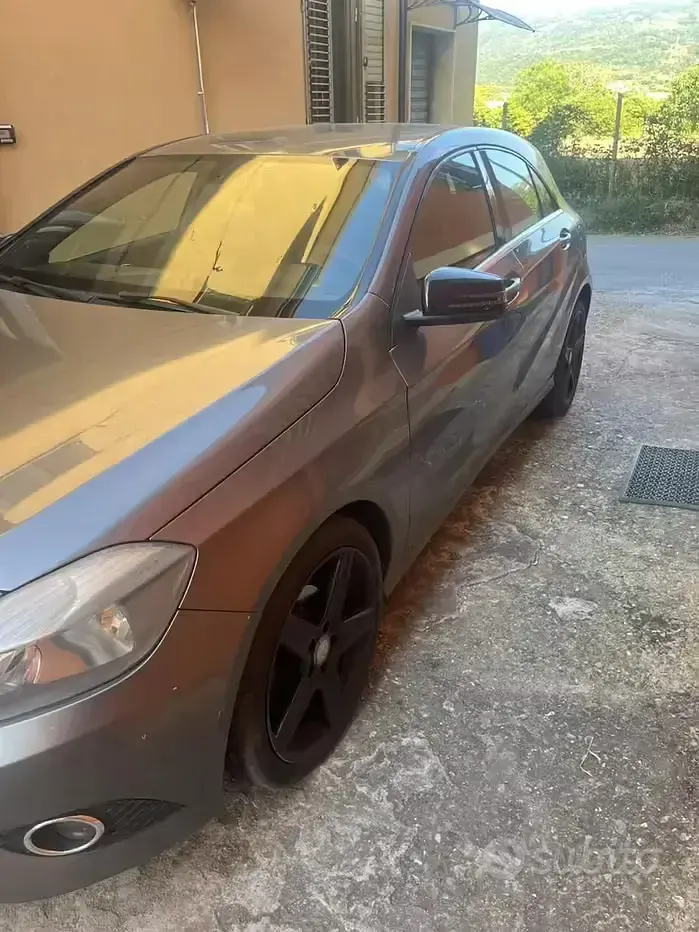 Usata Mercedes A180 109 CV (80 kW) 2013 Grigio Berlina