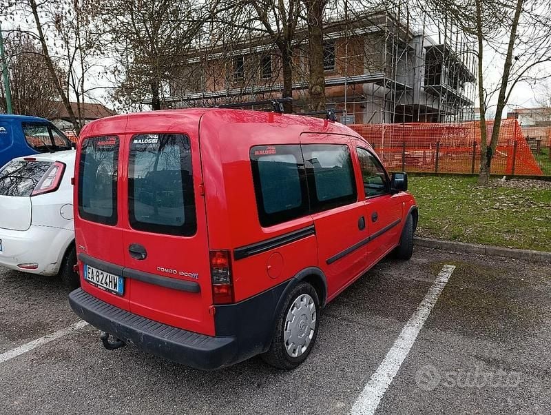 Usata Opel Combo 2010 Rosso Monovolume