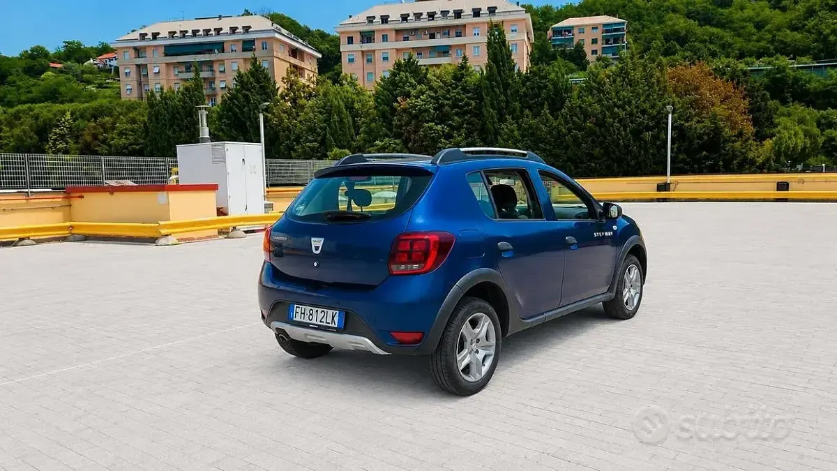 Usata Dacia Sandero Stepway 90 CV (66 kW) 2017 Bluazzurro Berlina