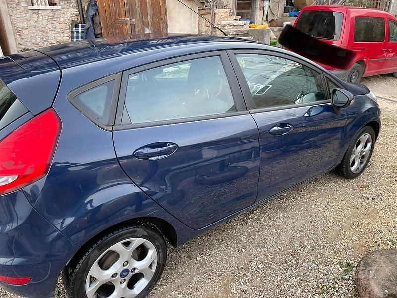 Usata Ford Fiesta 82 CV (60 kW) 2012 Blu Utilitaria