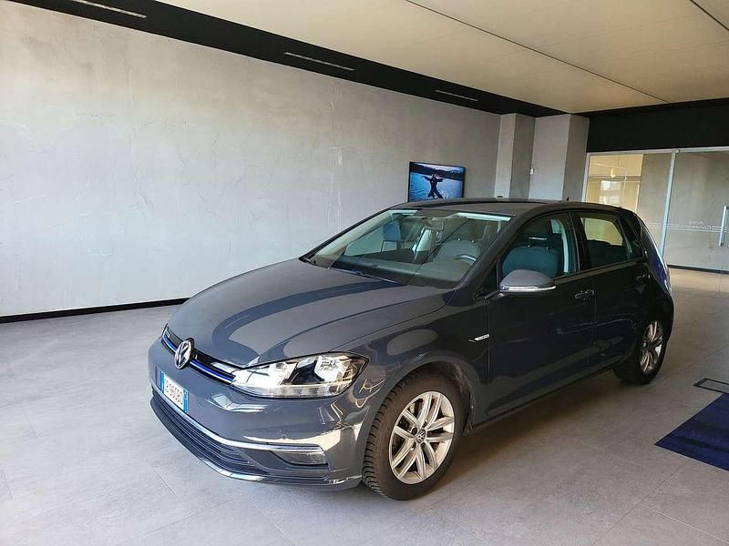 Grigio scuro met. Usata 2020 VW Golf VIII Business Tre volumi | 16.800 € (Super prezzo) - Immagine 1/4