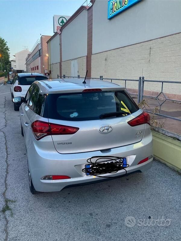 Usata Hyundai i20 78 CV (57 kW) 2016 Grigio Berlina