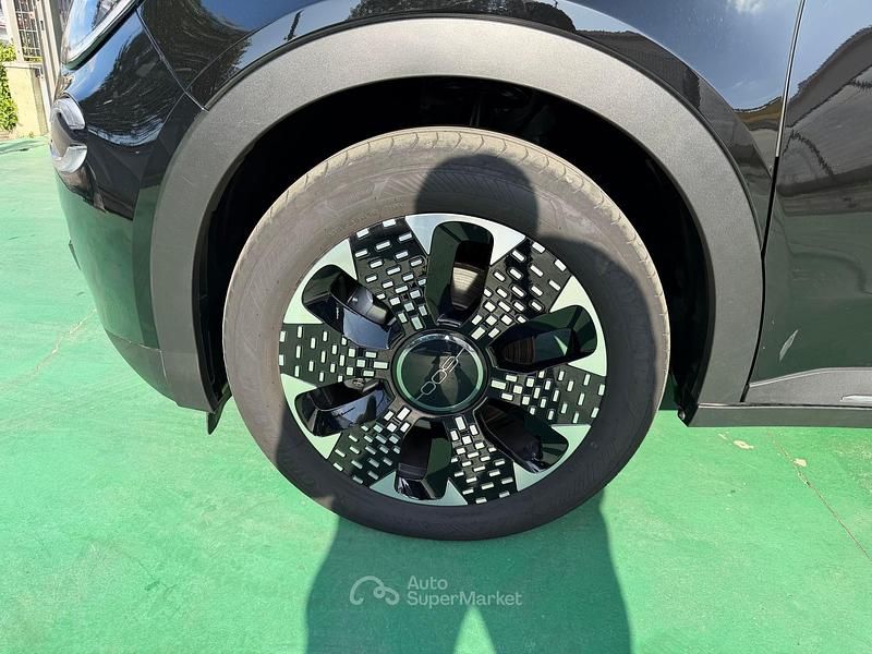 Usata Fiat 600 136 CV (100 kW) 2025 Nero SUV