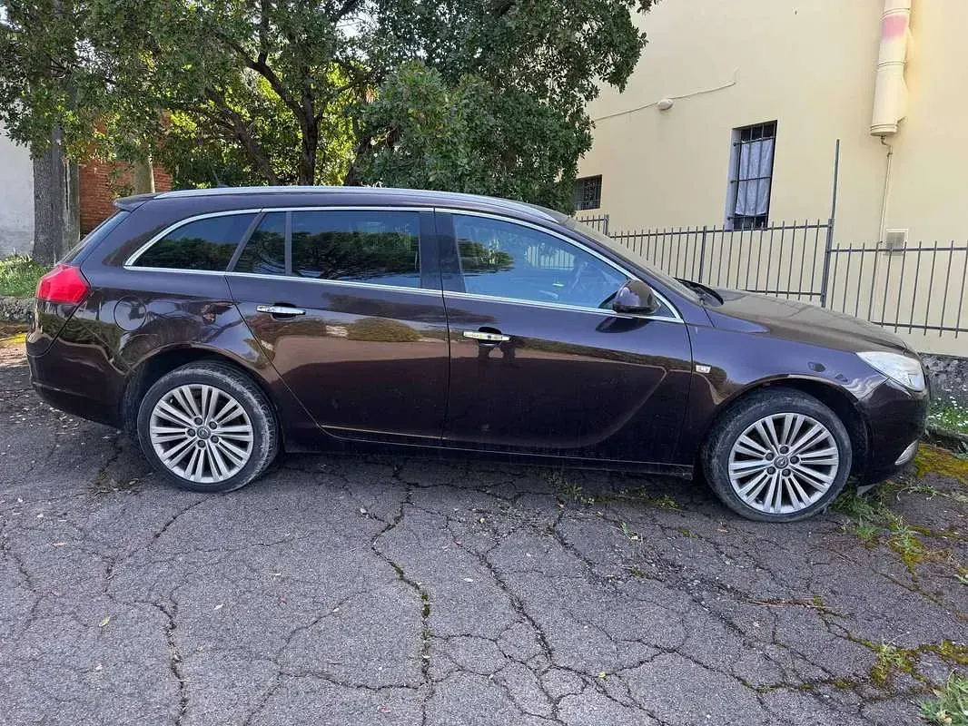 Usata Opel Insignia 160 CV (117 kW) 2012 Marrone Station wagon