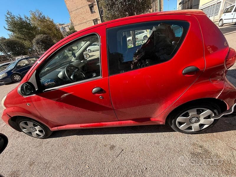 Usata Toyota Aygo 68 CV (50 kW) 2006 Rosso Utilitaria