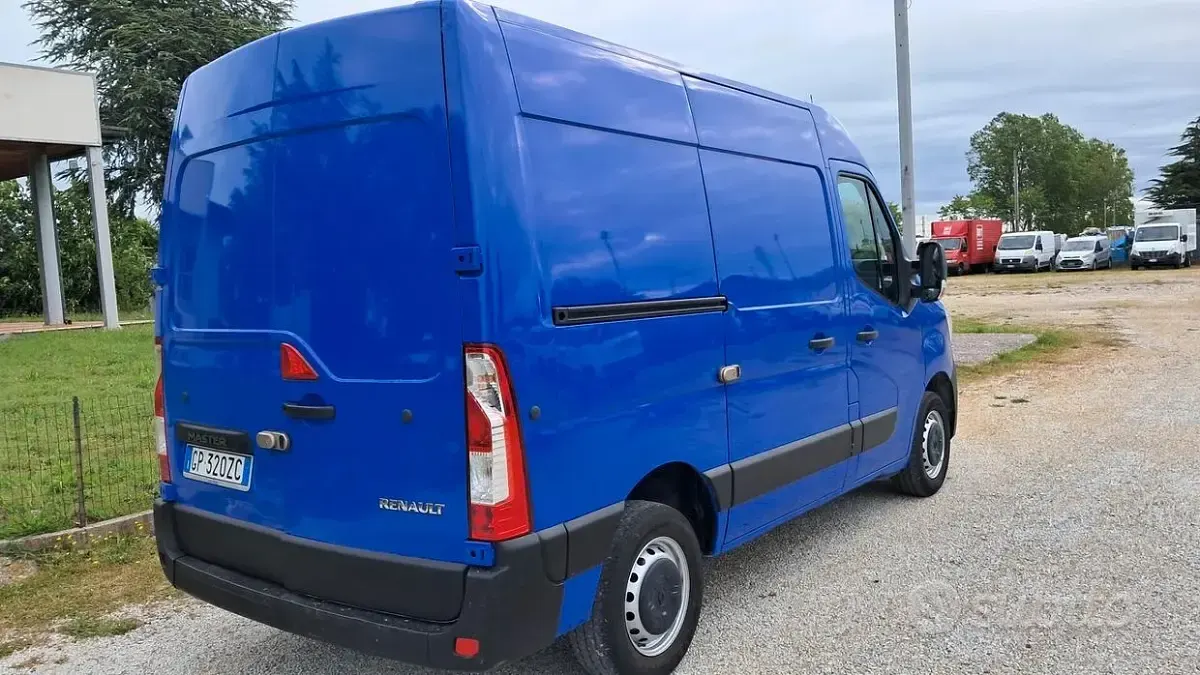 Usata Renault Master 150 CV (110 kW) 2023 Blu Monovolume
