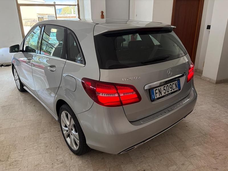 Usata Mercedes B200 Premium 136 CV (100 kW) 2018 Argento Monovolume