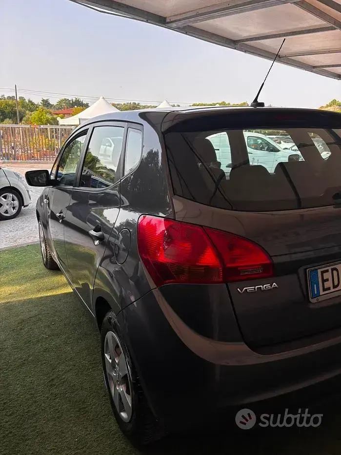 Usata Kia Venga LX 90 CV (66 kW) 2010 Grigio Utilitaria
