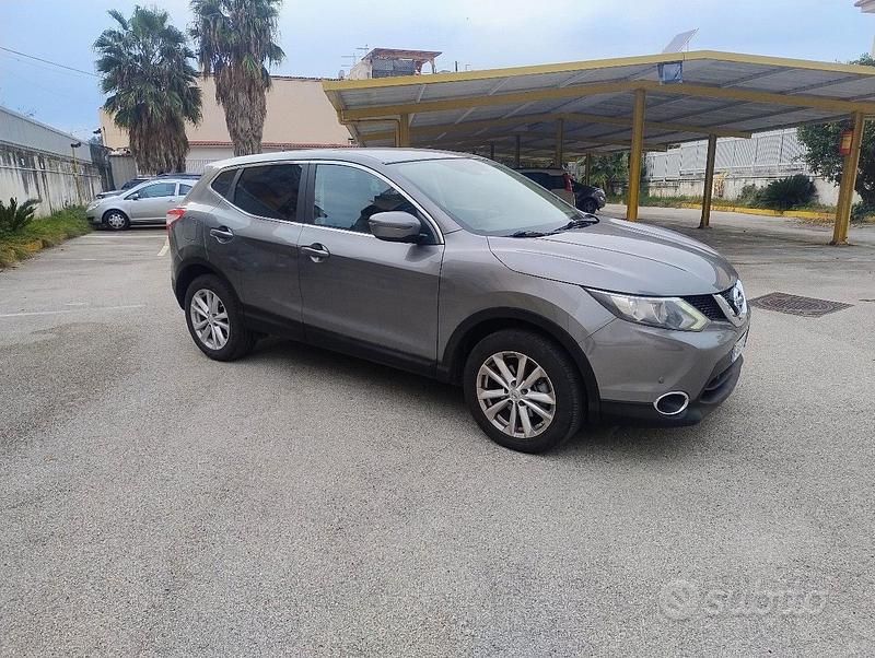 Grigio Usata 2015 Nissan Qashqai SUV | 10.500 € (Buon prezzo) - Immagine 1/4