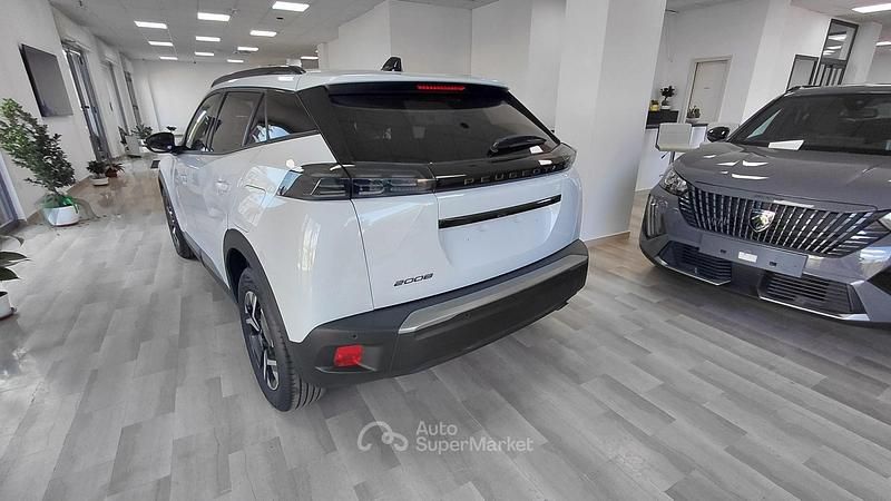 Usata Peugeot 2008 Allure 102 CV (75 kW) 2024 Bianco SUV