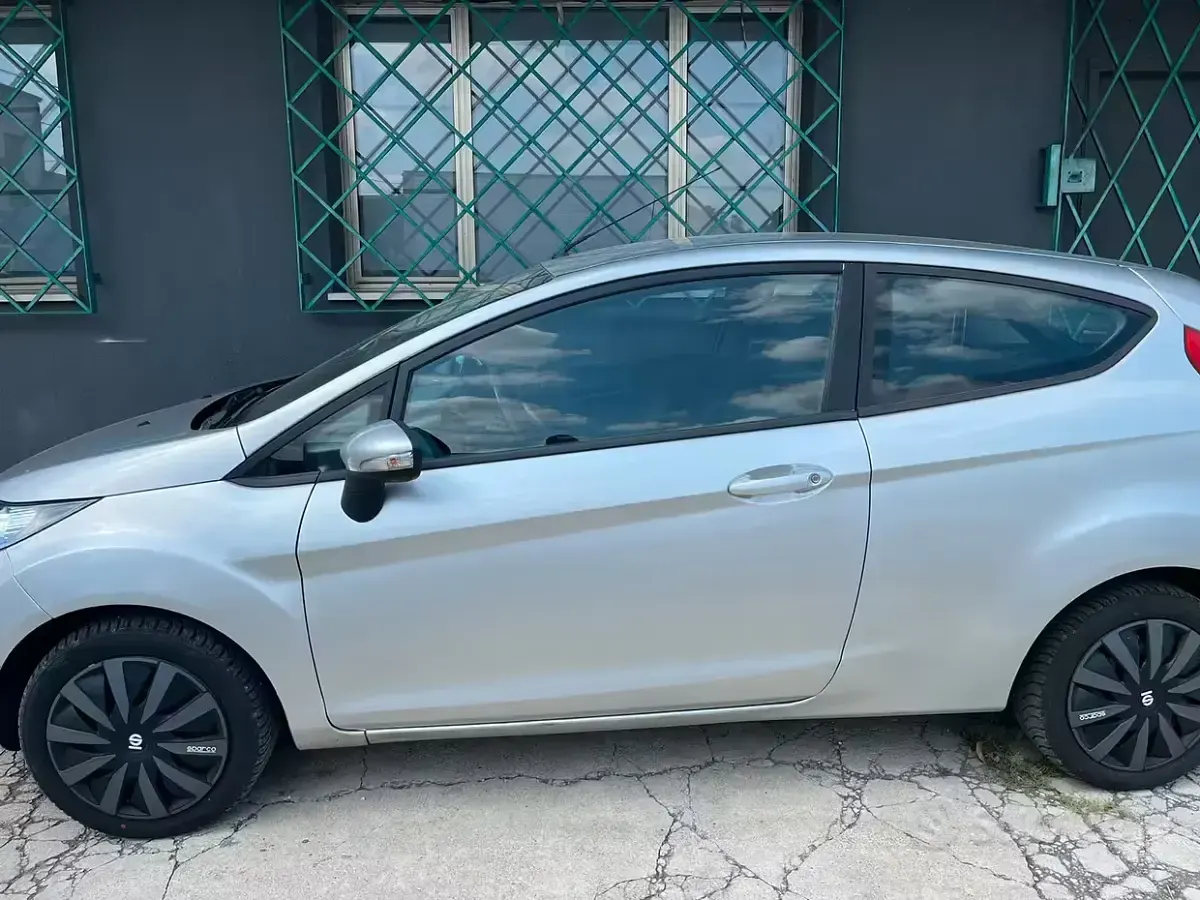Usata Ford Fiesta 97 CV (71 kW) 2009 Grigio Berlina