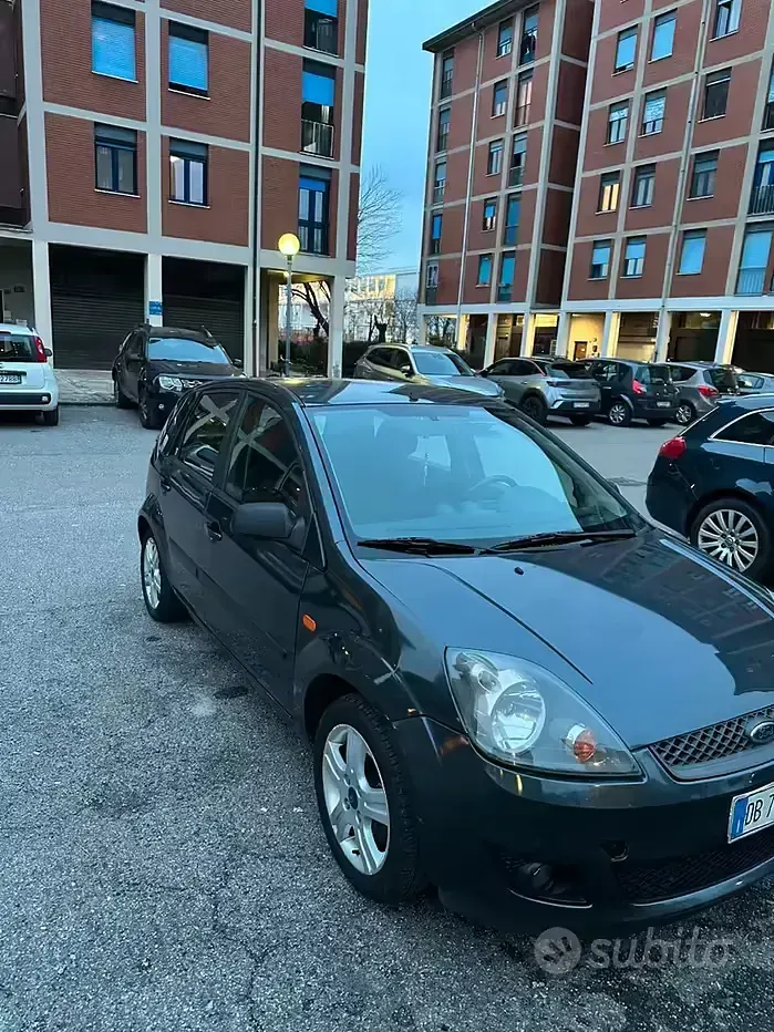 Usata Ford Fiesta 80 CV (58 kW) 2006 Grigio Utilitaria