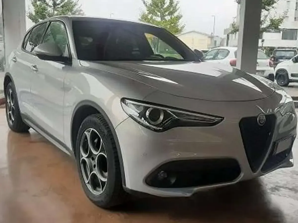 Usata Alfa Romeo Stelvio Sprint 190 CV (139 kW) 2022 Argento SUV