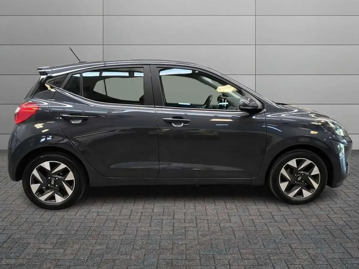 Usata Hyundai i10 67 CV (49 kW) 2023 Gray metallic Utilitaria
