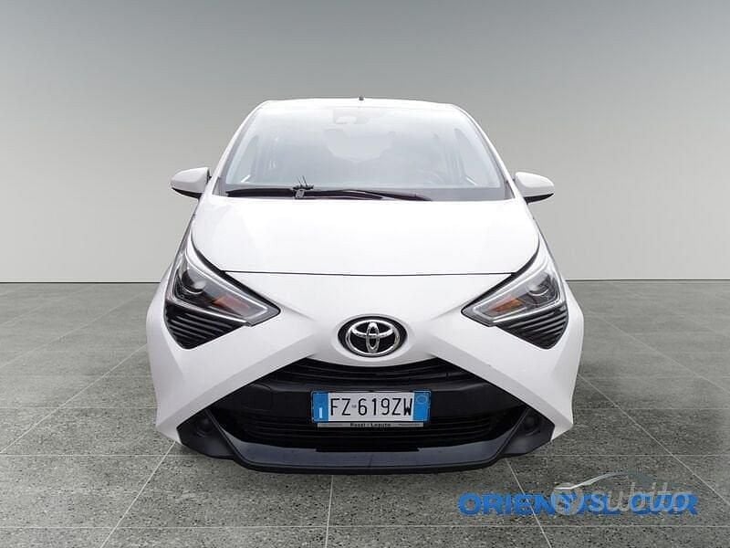 Usata Toyota Aygo X-play 72 CV (52 kW) 2020 Bianco Utilitaria