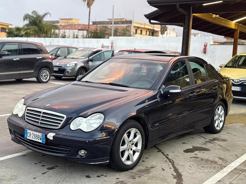 Usata Mercedes C220 143 CV (105 kW) 2004 Blu Berlina
