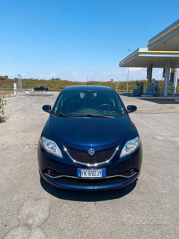 Usata Lancia Ypsilon Platinum 69 CV (50 kW) 2017 Blu Utilitaria