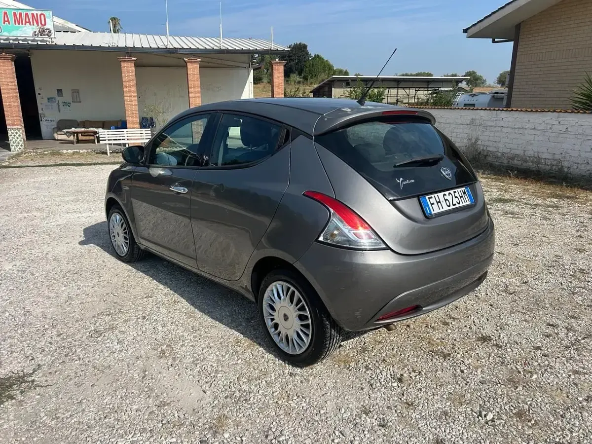 Usata Lancia Ypsilon Gold 95 CV (69 kW) 2017 Beige Utilitaria
