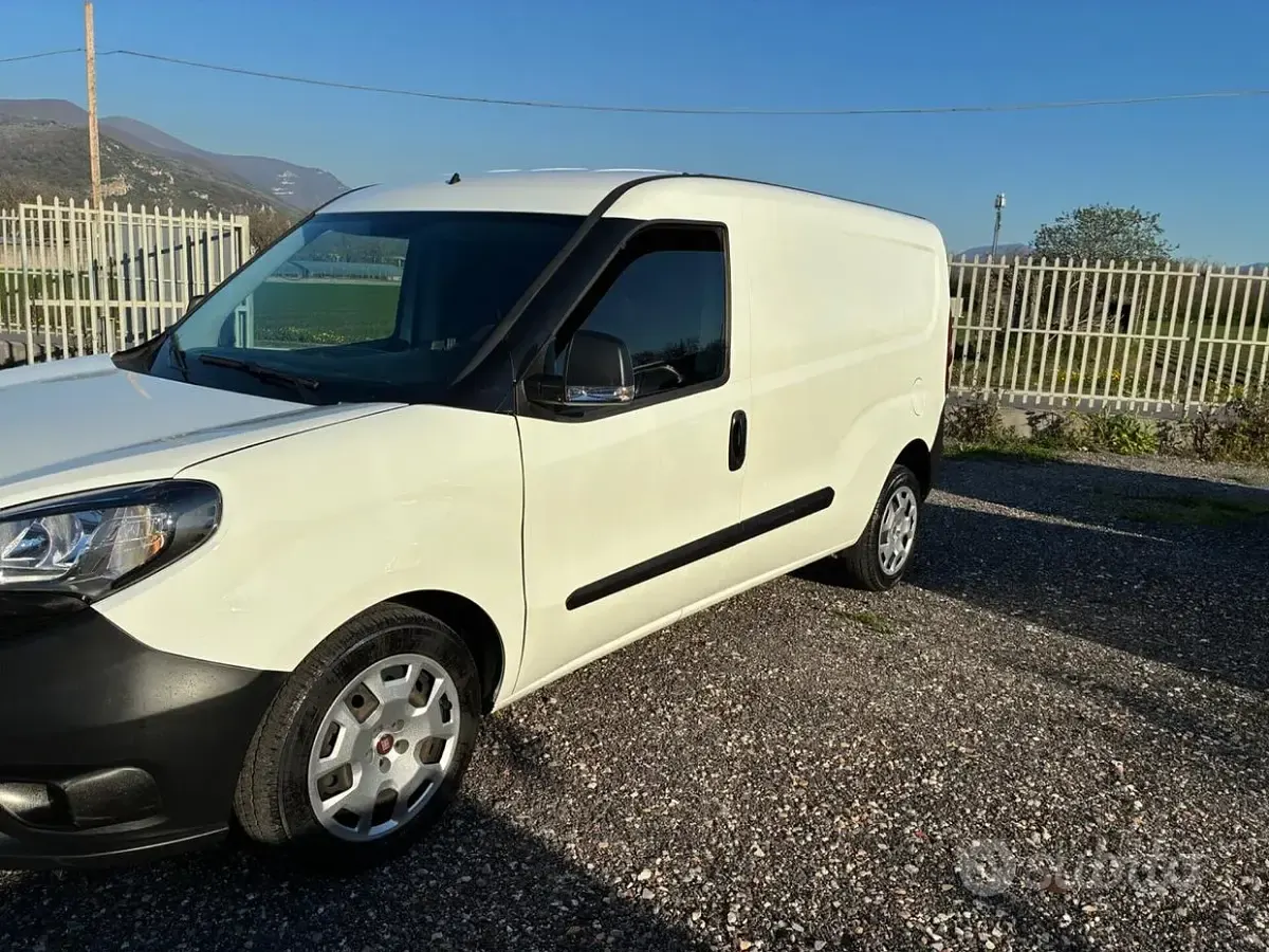 Usata Fiat Doblò 105 CV (77 kW) 2021 Bianco Monovolume