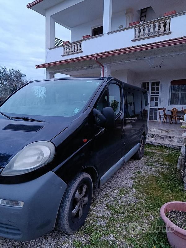 Usata Opel Vivaro 100 CV (73 kW) 2005 Nero Monovolume