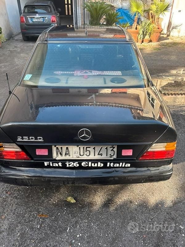Usata Mercedes E250 140 CV (102 kW) 1987 Nero Berlina