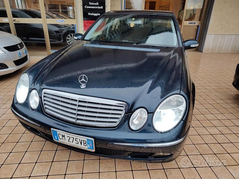 Usata Mercedes E220 Elegance 149 CV (109 kW) 2004 Blu Berlina