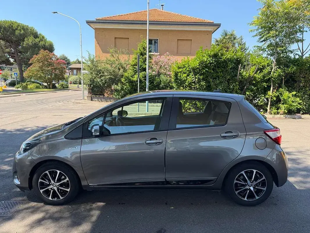 Usata Toyota Yaris 99 CV (72 kW) 2020 Grigio Berlina