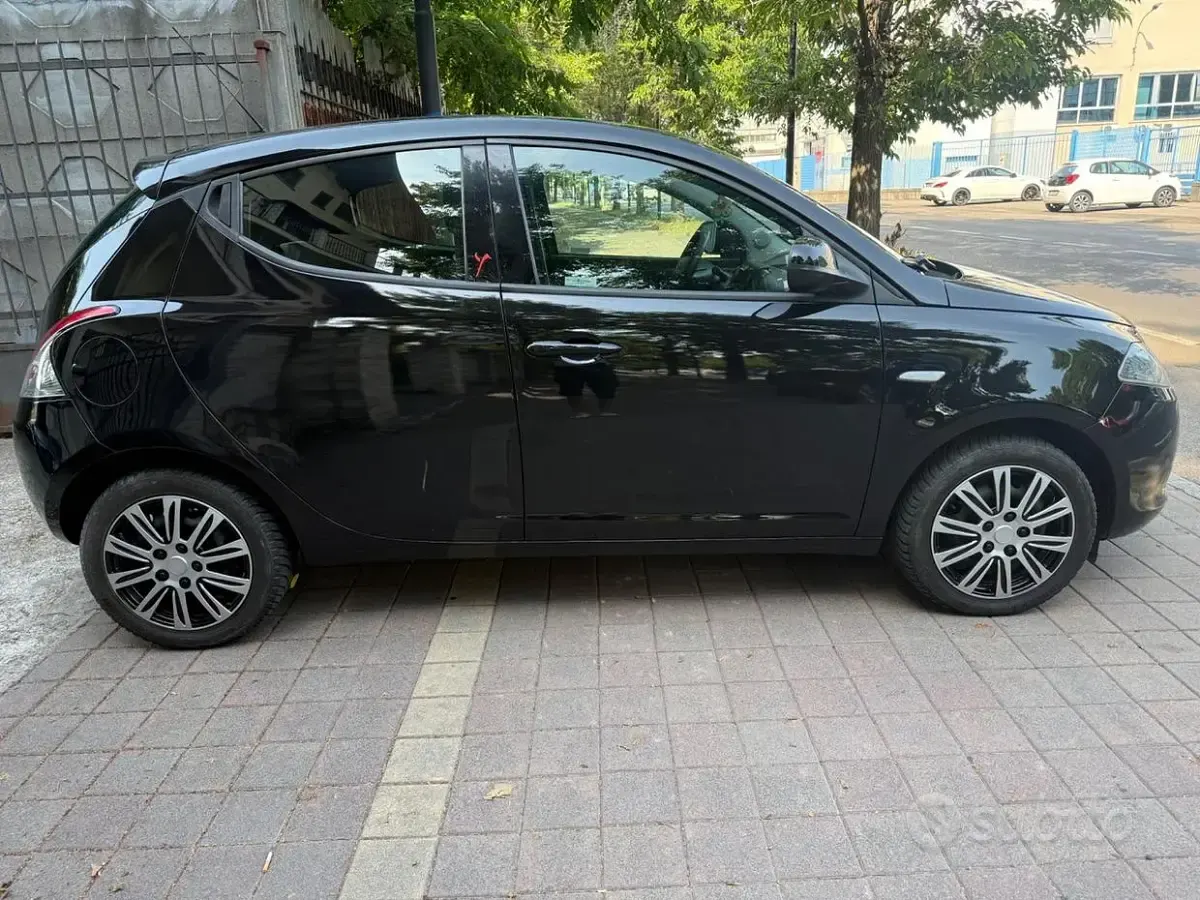 Usata Lancia Ypsilon Silver 69 CV (50 kW) 2015 Nero Utilitaria