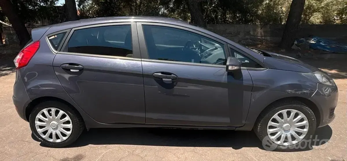 Usata Ford Fiesta 75 CV (55 kW) 2014 Grigio Utilitaria