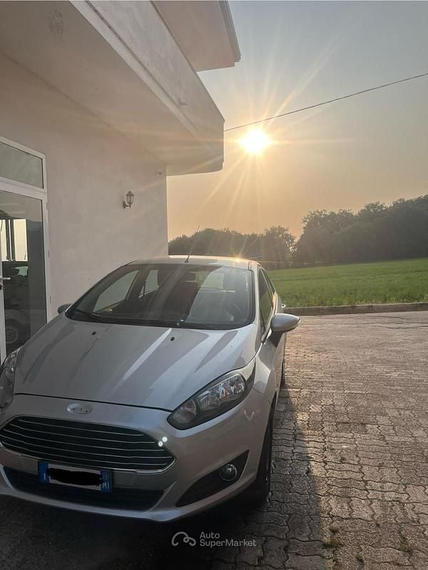 Argento Usata 2014 Ford Fiesta Tre volumi | 4000 € (Super prezzo) - Immagine 1/4