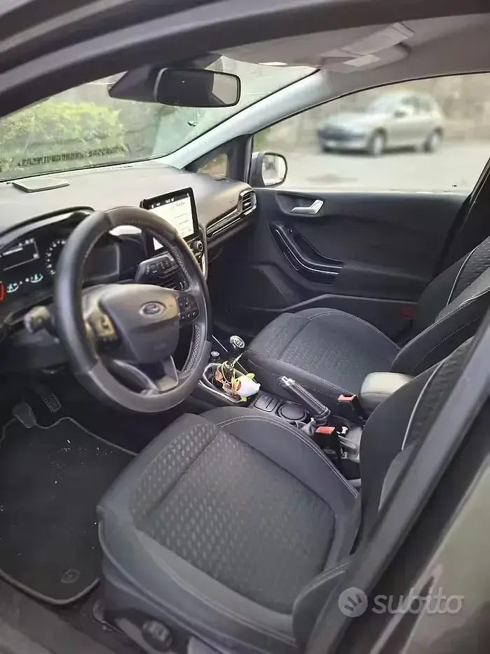 Usata Ford Fiesta 85 CV (62 kW) 2017 Grigio Utilitaria