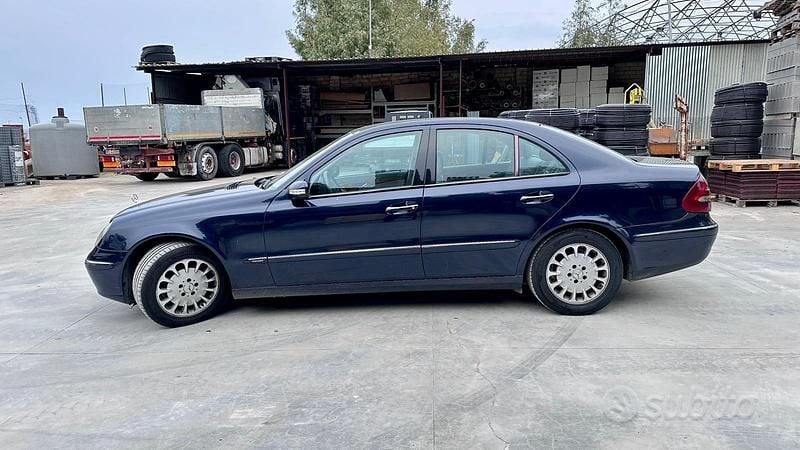 Usata Mercedes E220 150 CV (110 kW) 2003 Blu Berlina