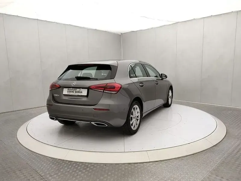 Usata Mercedes A180 Business 116 CV (85 kW) 2018 Grigio scuro Utilitaria