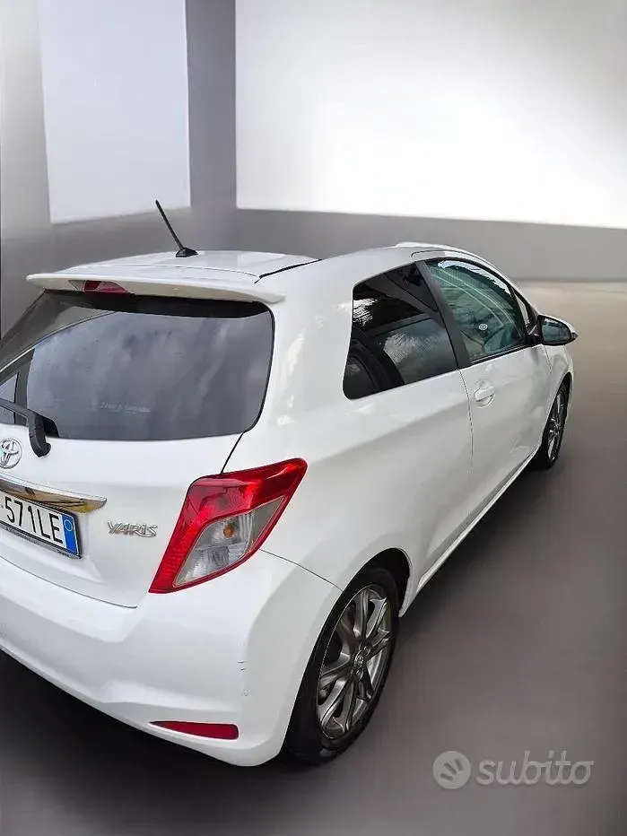 Usata Toyota Yaris Sport 99 CV (72 kW) 2012 Bianco Utilitaria