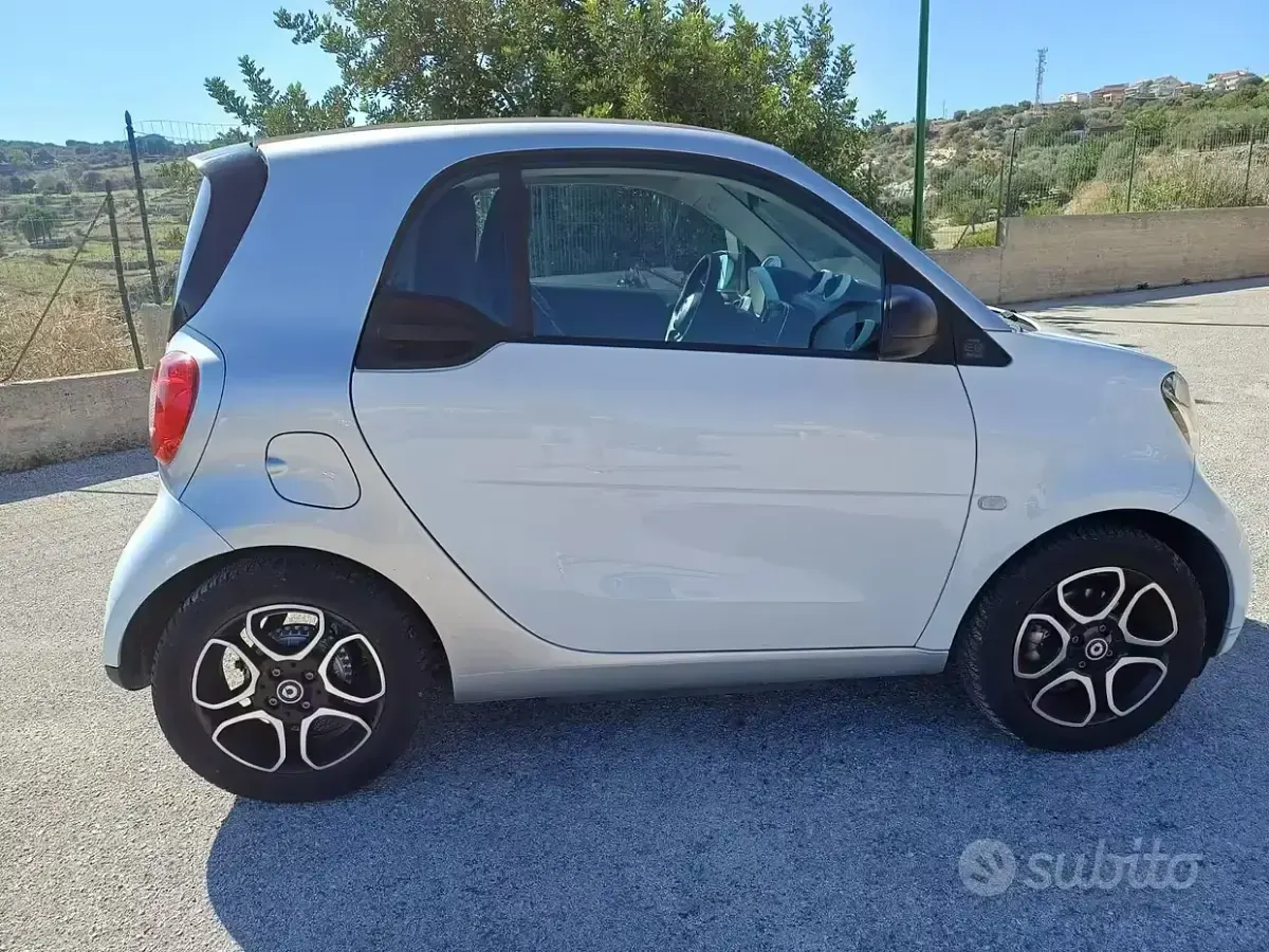 Używany Smart ForTwo Electric Drive 41 kW (56 KM) 2019 Biały Coupe