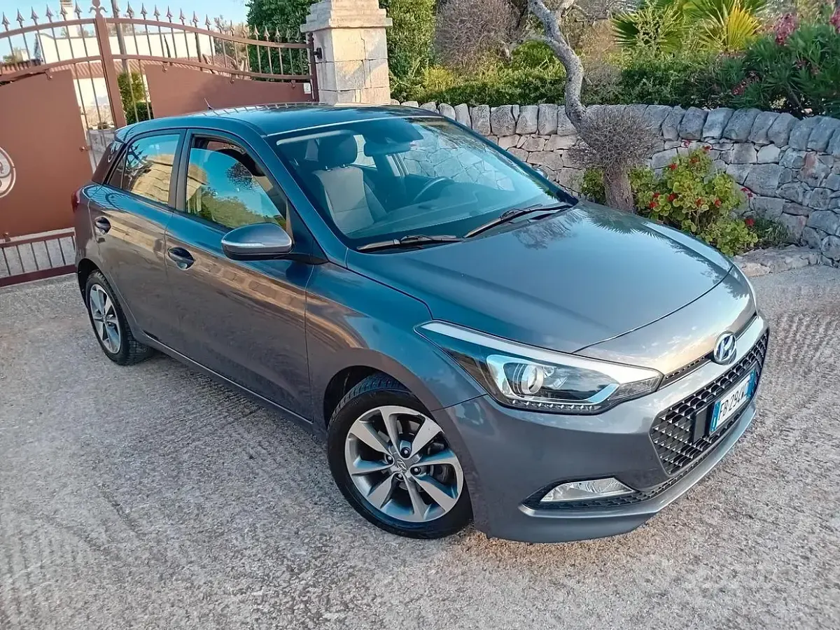 Usata Hyundai i20 Comfort 75 CV (55 kW) 2016 Grigio Berlina