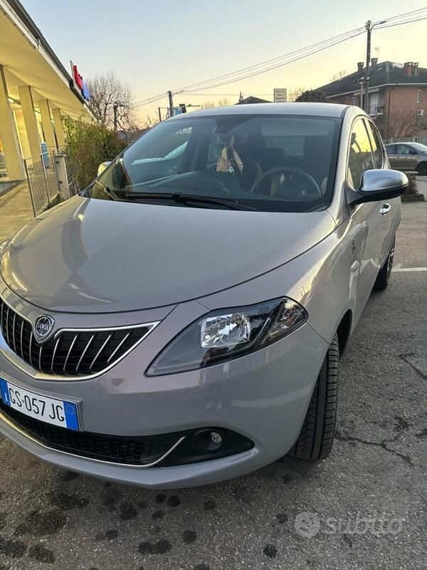 Usata Lancia Ypsilon 69 CV (50 kW) 2023 Grigio Utilitaria