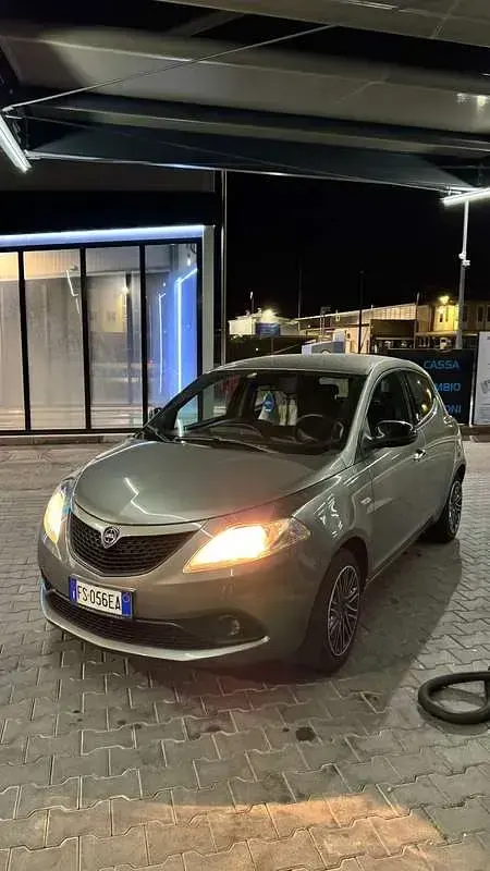 Usata Lancia Ypsilon Gold 69 CV (50 kW) 2017 Utilitaria