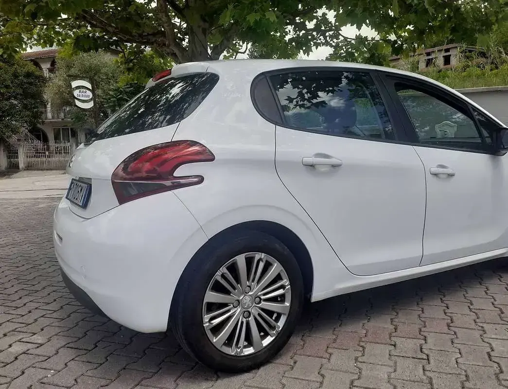 Usata Peugeot 208 Active 102 CV (75 kW) 2019 Bianco Utilitaria