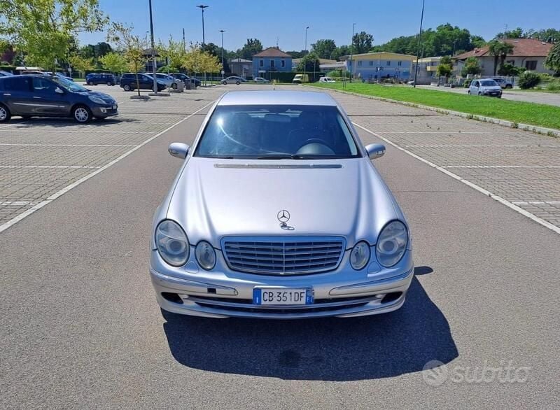 Usata Mercedes E240 AMG 177 CV (130 kW) 2002 Argento Berlina