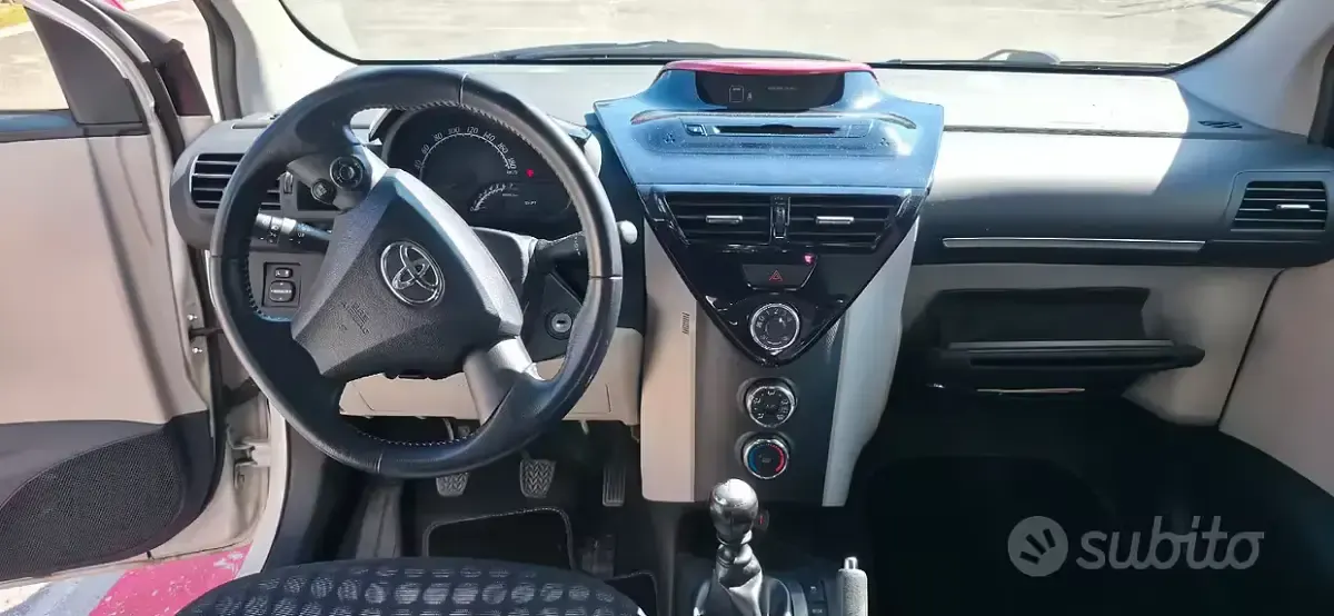 Usata Toyota iQ Lounge 68 CV (50 kW) 2011 Bianco Utilitaria