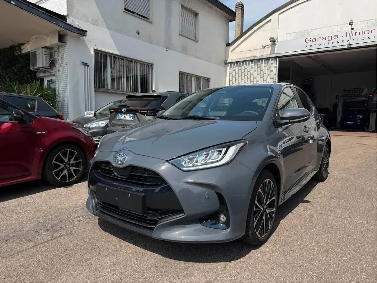 Nuova Toyota Yaris Hybrid 92 CV (67 kW) 2026 Grigio Berlina