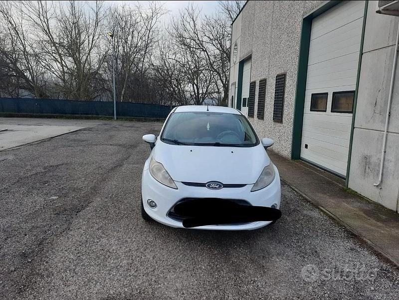 Usata Ford Fiesta 60 CV (44 kW) 2011 Bianco Utilitaria